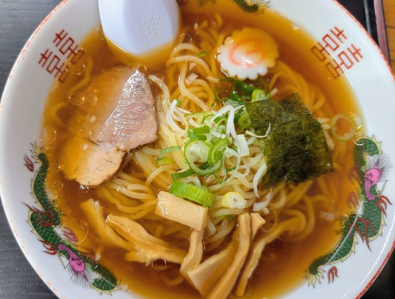 チャーシュー、半熟たまご、メンマ、のり、ねぎをのせた醤油ラーメン