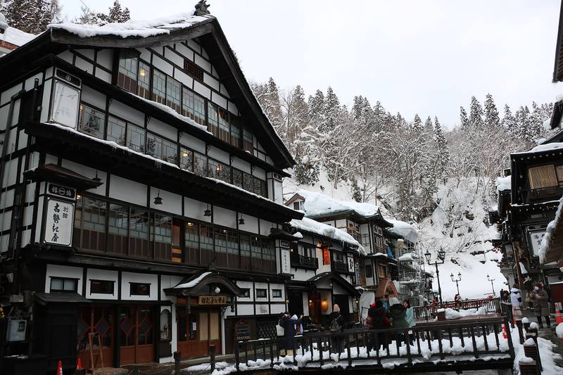 雪をかぶった銀山温泉の木造旅館